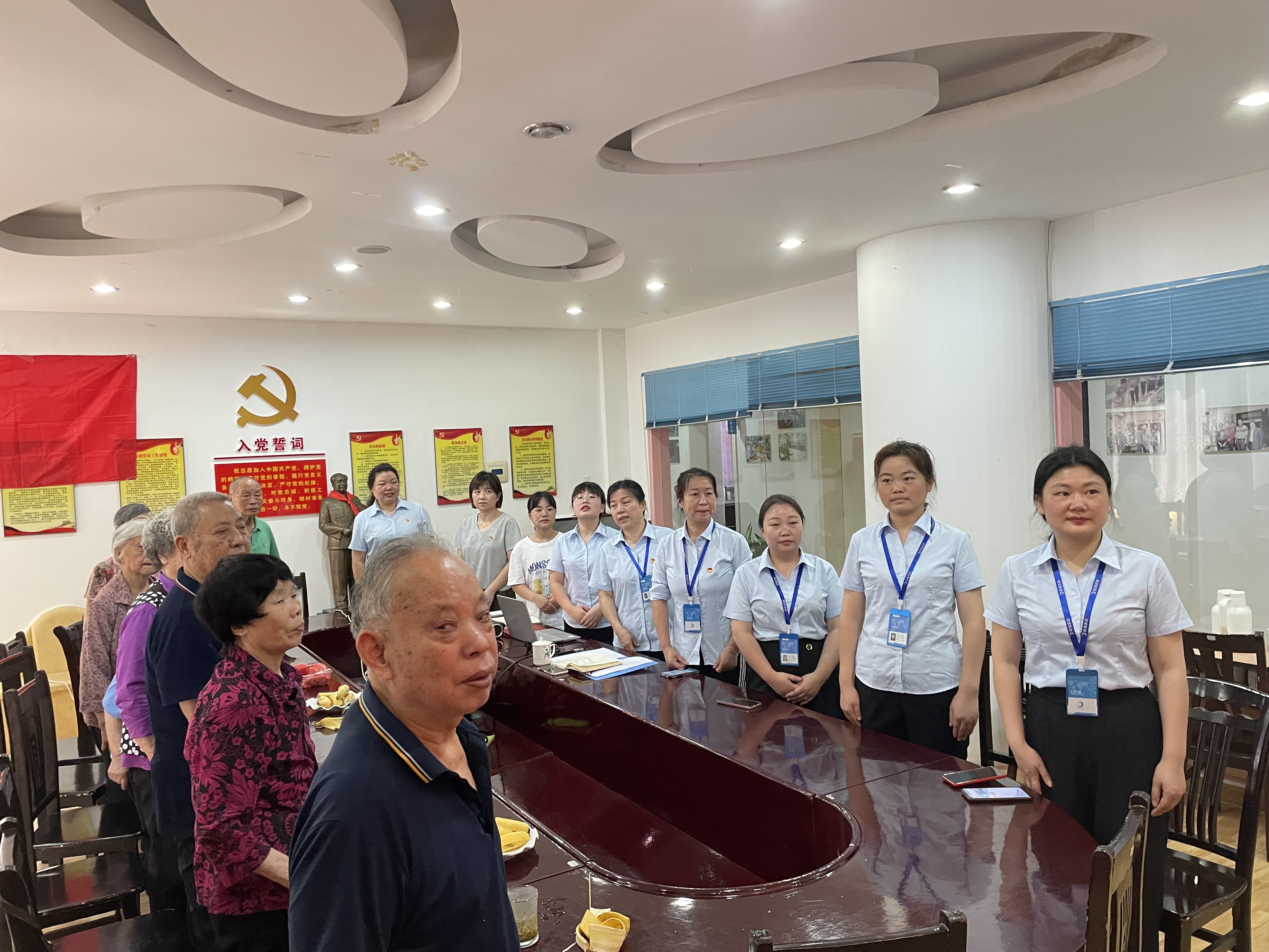 會議在莊嚴(yán)肅穆的國歌聲中拉開序幕 會議在莊嚴(yán)肅穆的國歌聲中拉開序幕