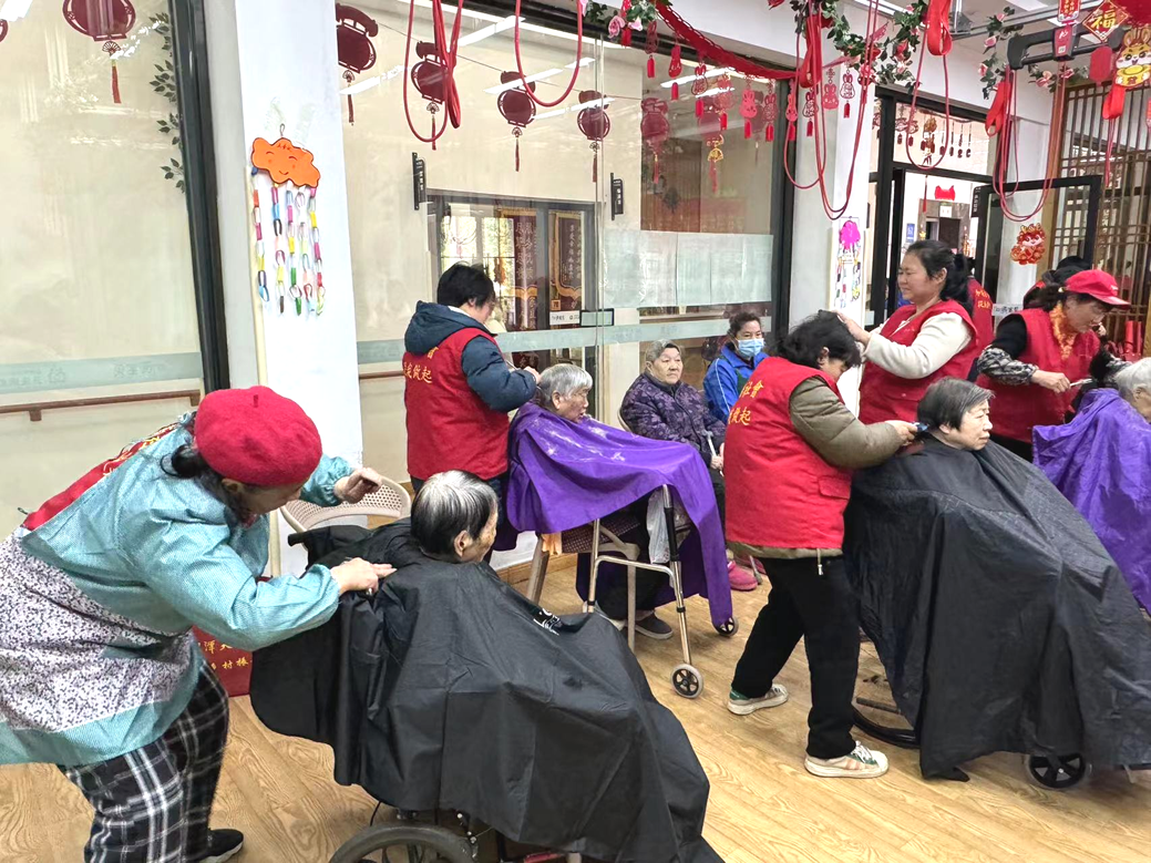 志愿者們?yōu)殚L者剪發(fā)、洗腳修指甲、按摩等