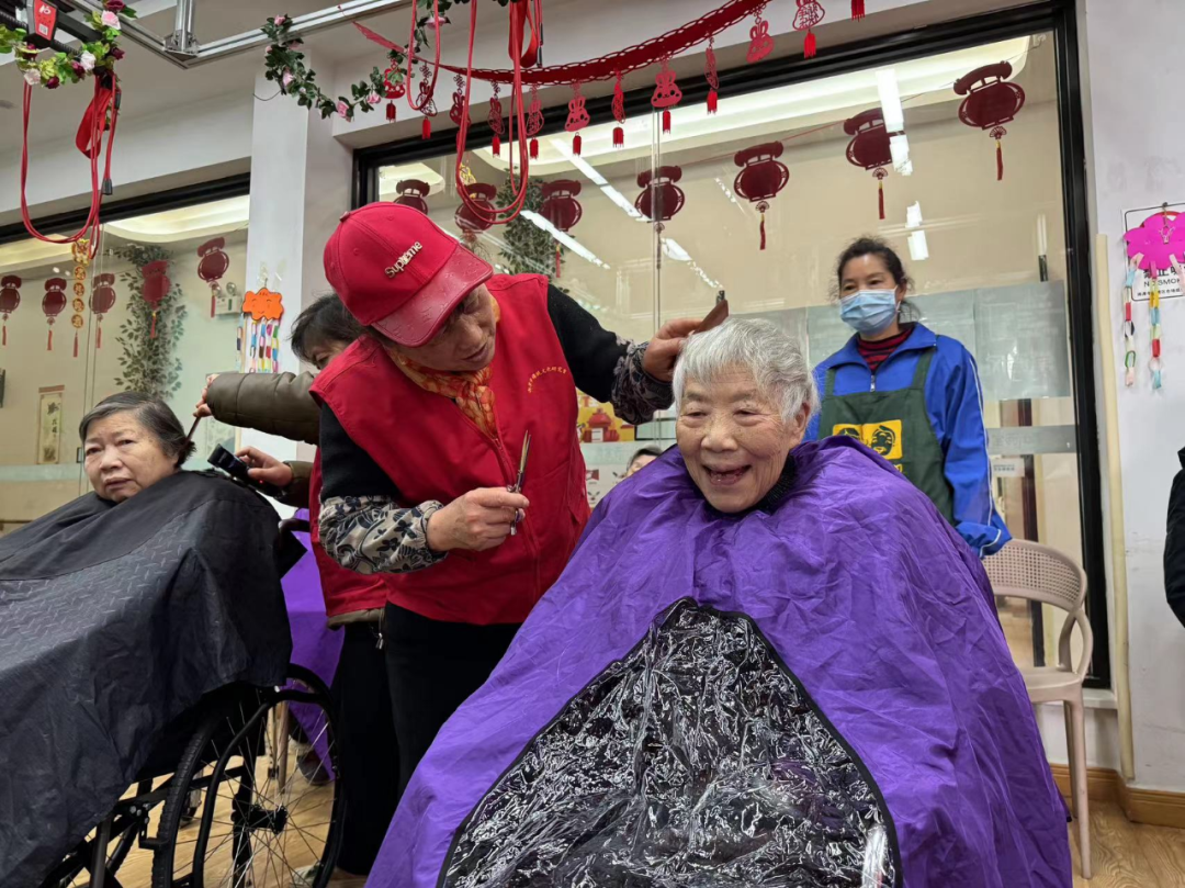 志愿者們?yōu)殚L者剪發(fā)、洗腳修指甲、按摩等