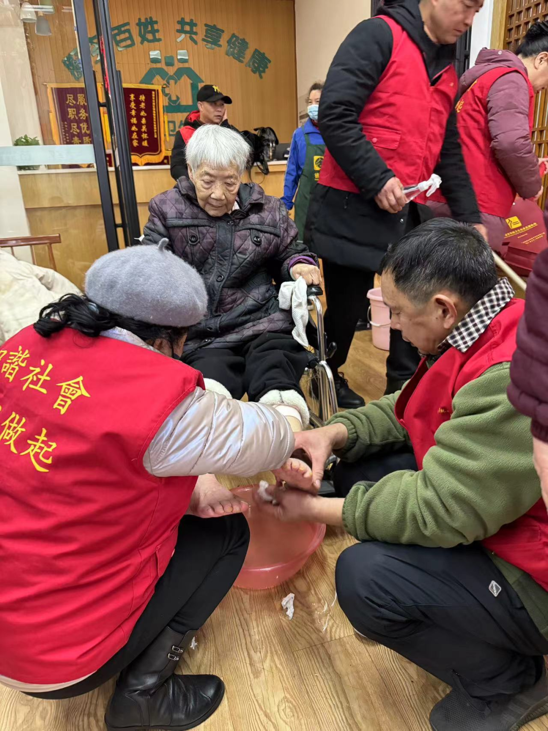 志愿者們?yōu)殚L者剪發(fā)、洗腳修指甲、按摩等