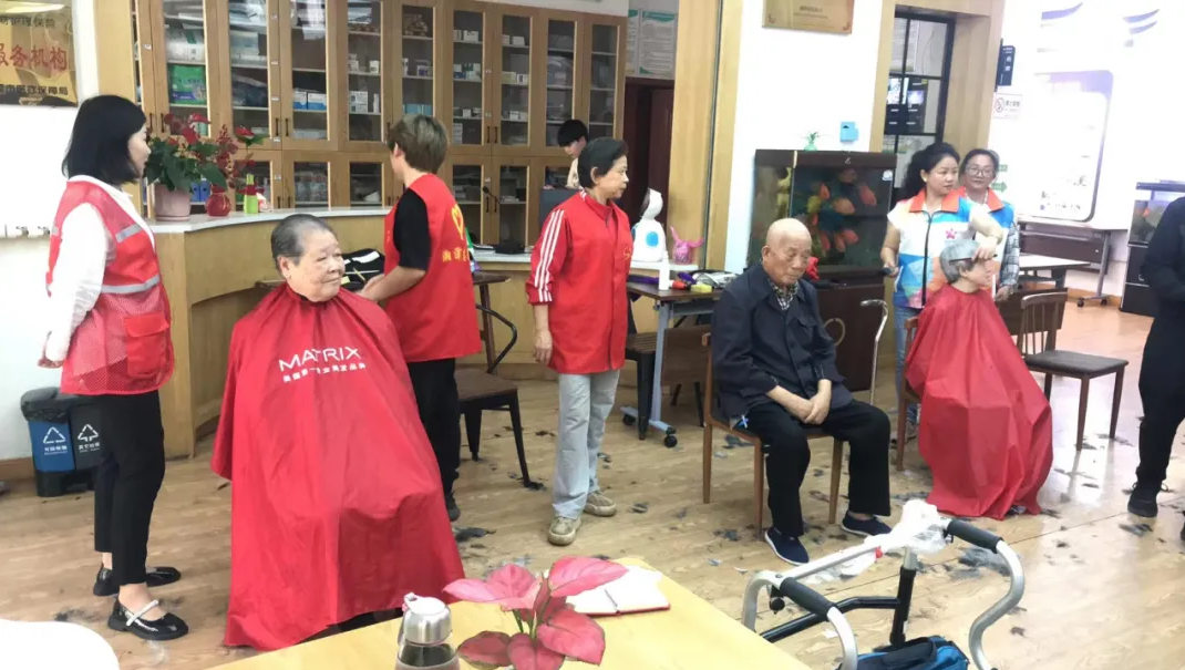 鄧葉平為爺爺奶奶理發(fā)剃須、剪指甲