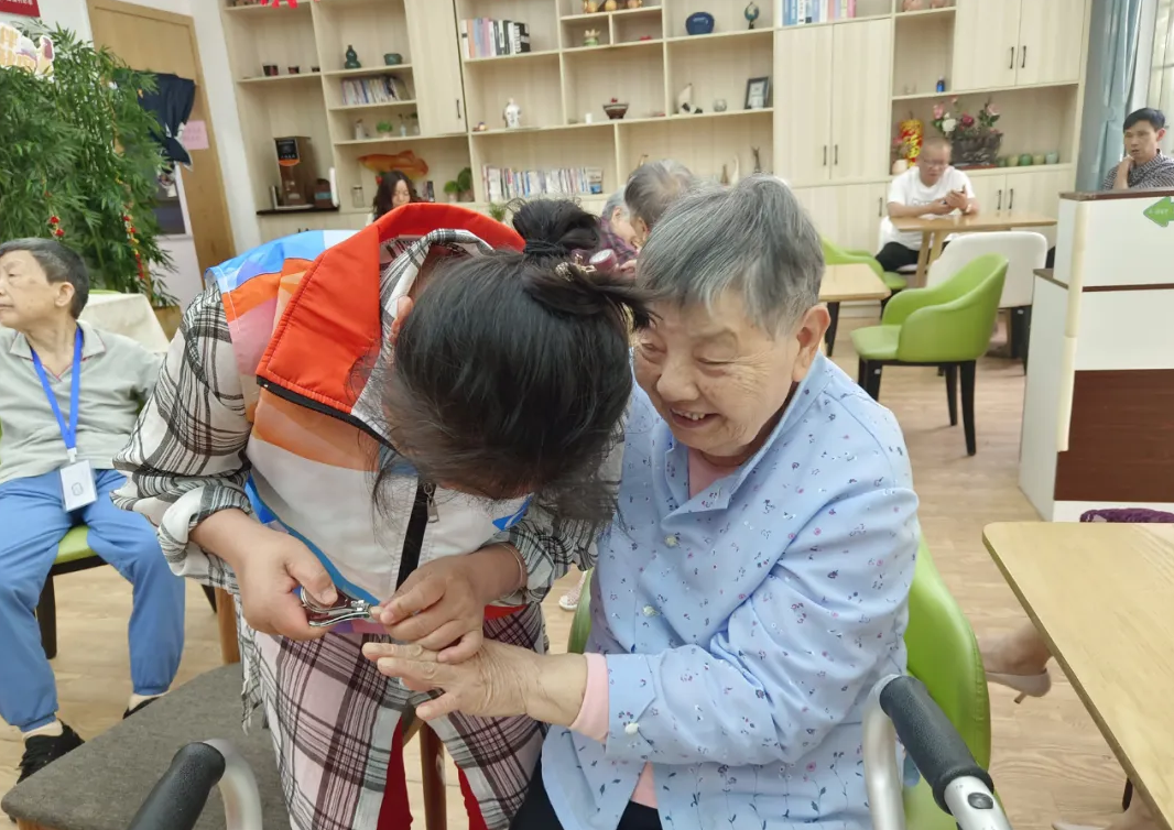 鄧葉平為爺爺奶奶理發(fā)剃須、剪指甲