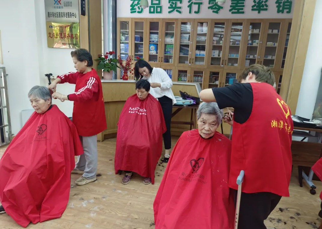 鄧葉平為爺爺奶奶理發(fā)剃須、剪指甲