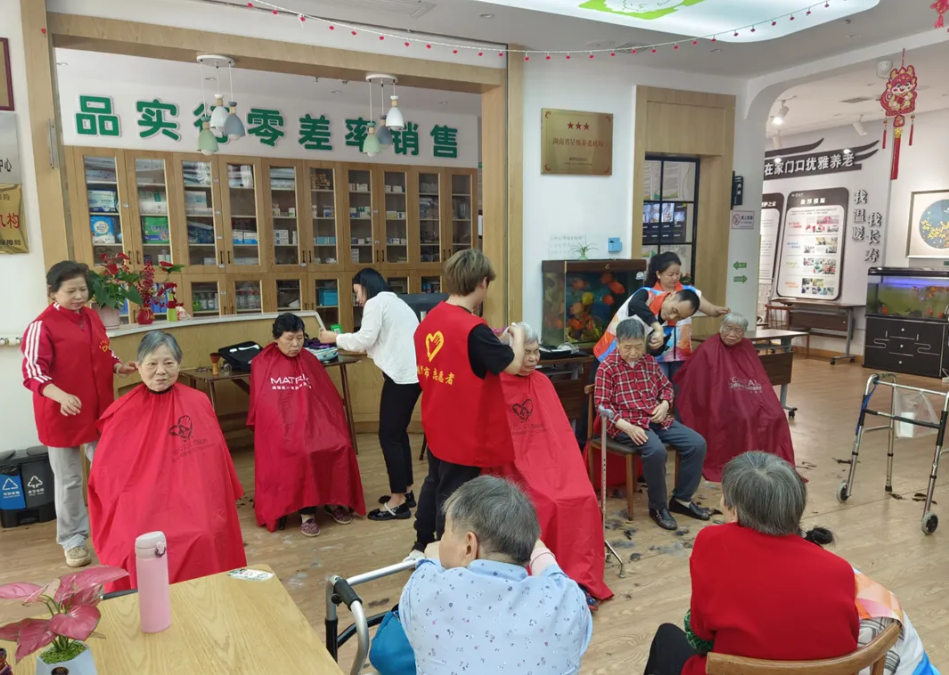 鄧葉平為爺爺奶奶理發(fā)剃須、剪指甲